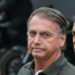 Bolsonaro deixa prisão domiciliar para exames médicos; Moraes exige explicações da Polícia Penal sobre escolta e permanência no hospital. Ex-presidente cumpre prisão domiciliar desde 4 de agosto.
