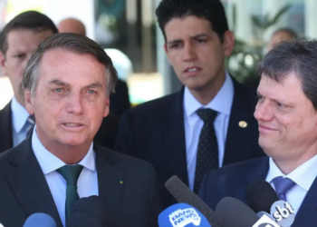 Alexandre de Moraes autoriza visitas de Tarcísio de Freitas e deputado relator da anistia a Jair Bolsonaro. Encontros estão previstos para 22 e 29 de setembro, durante prisão domiciliar.