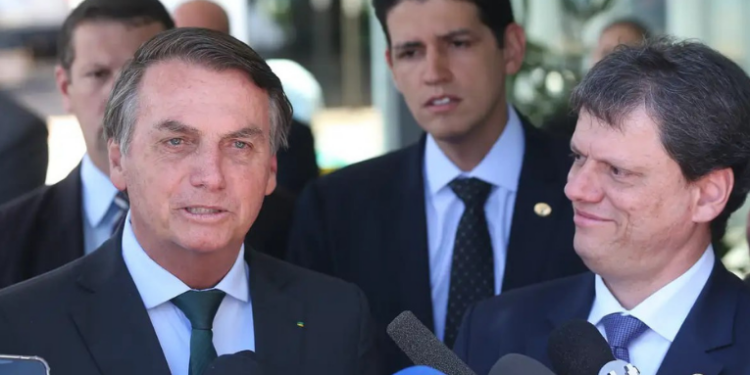 Alexandre de Moraes autoriza visitas de Tarcísio de Freitas e deputado relator da anistia a Jair Bolsonaro. Encontros estão previstos para 22 e 29 de setembro, durante prisão domiciliar.