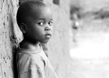 IBGE revela que, em 2024, 1,65 milhão de crianças e adolescentes estavam em trabalho infantil. Dois terços eram meninos pretos ou pardos, e a maior parte atuava no comércio e agricultura.