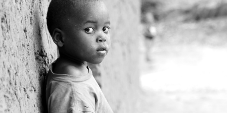 IBGE revela que, em 2024, 1,65 milhão de crianças e adolescentes estavam em trabalho infantil. Dois terços eram meninos pretos ou pardos, e a maior parte atuava no comércio e agricultura.