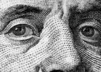 Dólar cai 0,35% e encerra semana abaixo de R$ 5,40. Expectativa de corte de juros nos EUA e taxa Selic elevada no Brasil fortalecem o real frente à moeda americana.