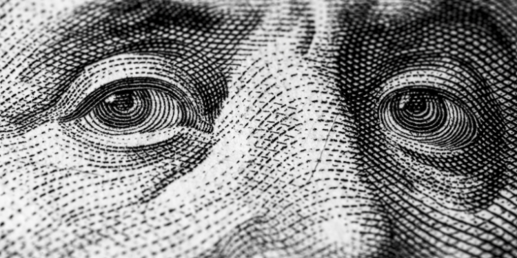 Dólar cai 0,35% e encerra semana abaixo de R$ 5,40. Expectativa de corte de juros nos EUA e taxa Selic elevada no Brasil fortalecem o real frente à moeda americana.