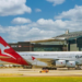 Um ataque cibernético a fornecedor de serviços de check-in e embarque causou caos em aeroportos de Londres, Berlim e Bruxelas, resultando em atrasos e cancelamentos de voos.