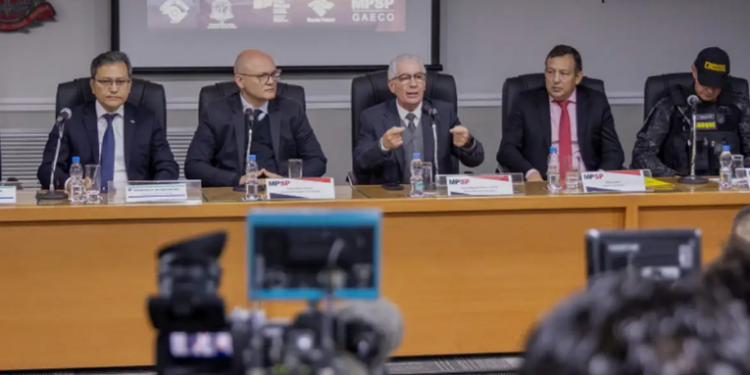 A Operação Spare revelou que o PCC usava postos de combustíveis, motéis, franquias e uma fintech para lavar dinheiro em São Paulo. Apreensão inclui R$ 1 milhão em espécie e 20 celulares.