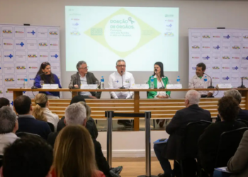 Campanha do Ministério da Saúde quer estimular famílias a aceitarem a doação de órgãos no Brasil. Nova política amplia transplantes pelo SUS e reconhece equipes médicas.