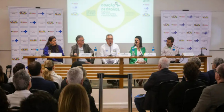 Campanha do Ministério da Saúde quer estimular famílias a aceitarem a doação de órgãos no Brasil. Nova política amplia transplantes pelo SUS e reconhece equipes médicas.