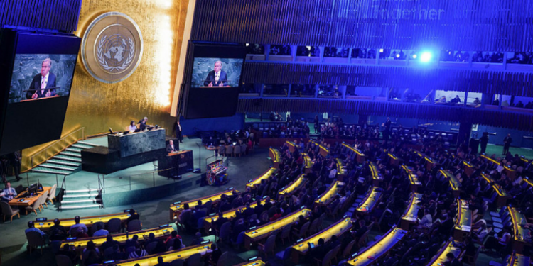 Declaração conjunta de Ucrânia e União Europeia contra a Rússia recebeu apoio de apenas 36 países na Assembleia Geral da ONU, revelando divisões entre os membros.
