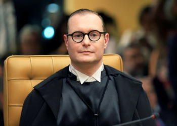O STF iniciará em 3 de outubro o julgamento de Sérgio Moro por calúnia contra Gilmar Mendes. A Primeira Turma, presidida por Cristiano Zanin, analisará os embargos de declaração apresentados pelo senador.