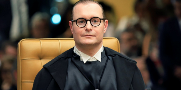 O STF iniciará em 3 de outubro o julgamento de Sérgio Moro por calúnia contra Gilmar Mendes. A Primeira Turma, presidida por Cristiano Zanin, analisará os embargos de declaração apresentados pelo senador.