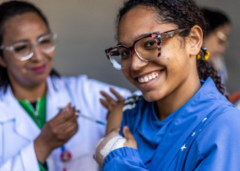 Adolescentes de 15 a 19 anos agora podem se vacinar contra o HPV pelo SUS. A ação do Ministério da Saúde vai até dezembro de 2025 e busca alcançar 7 milhões de jovens.