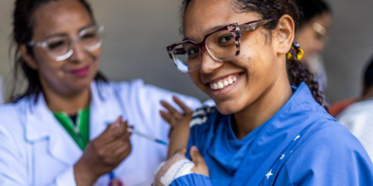 Adolescentes de 15 a 19 anos agora podem se vacinar contra o HPV pelo SUS. A ação do Ministério da Saúde vai até dezembro de 2025 e busca alcançar 7 milhões de jovens.