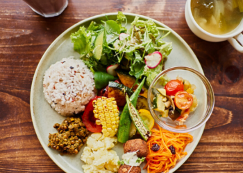 Estudo revela que consumir cinco porções diárias de frutas e vegetais pode reduzir o risco de mortalidade e prevenir doenças graves. Saiba quais alimentos trazem mais benefícios.