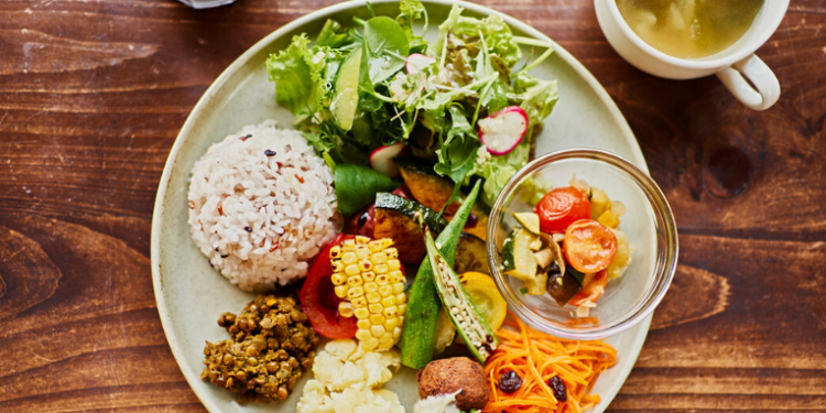 Estudo revela que consumir cinco porções diárias de frutas e vegetais pode reduzir o risco de mortalidade e prevenir doenças graves. Saiba quais alimentos trazem mais benefícios.
