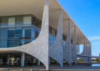 Homem tentou subir a rampa do Palácio do Planalto duas vezes na madrugada e foi contido com bala de borracha. Caso foi registrado pela Polícia Federal.