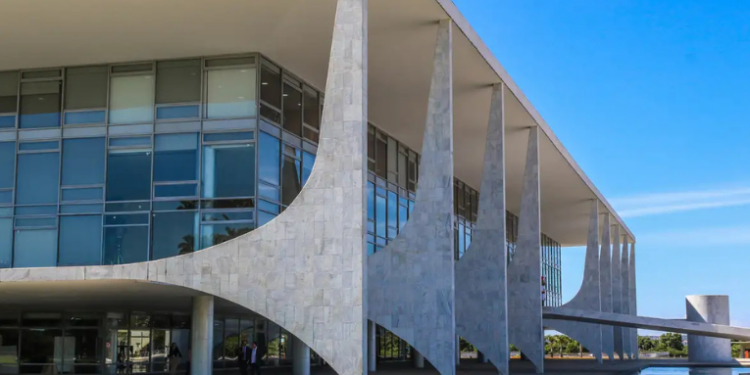 Homem tentou subir a rampa do Palácio do Planalto duas vezes na madrugada e foi contido com bala de borracha. Caso foi registrado pela Polícia Federal.