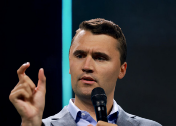 O ativista conservador Charlie Kirk, de 31 anos, foi baleado e morto durante evento em universidade nos EUA. Donald Trump confirmou a morte do fundador da Turning Point USA.