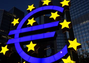 O BCE decidiu manter as taxas de juros inalteradas em setembro, mesmo com inflação acima da meta, priorizando cautela diante de incertezas geopolíticas e econômicas.