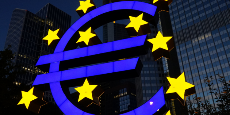 O BCE decidiu manter as taxas de juros inalteradas em setembro, mesmo com inflação acima da meta, priorizando cautela diante de incertezas geopolíticas e econômicas.