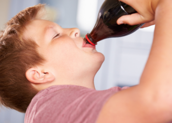 Relatório do Unicef revela que a obesidade infantil superou a desnutrição globalmente. Alerta é para o impacto dos alimentos ultraprocessados e a urgência de políticas públicas para conter a crise de saúde.