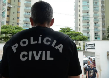 Polícia Civil e MP realizam operação contra acusados de matar o vereador Danilo do Mercado e seu filho em Duque de Caxias. Dois suspeitos foram presos e PMs estão entre os envolvidos.