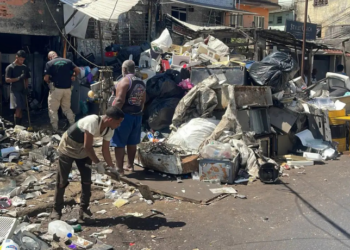 Fábrica clandestina de reciclagem é interditada em Cordovil, zona norte do Rio, por crimes ambientais como poluição e descarte irregular de resíduos. Multas podem chegar a R$ 1,7 milhão.