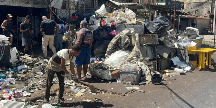 Fábrica clandestina de reciclagem é interditada em Cordovil, zona norte do Rio, por crimes ambientais como poluição e descarte irregular de resíduos. Multas podem chegar a R$ 1,7 milhão.