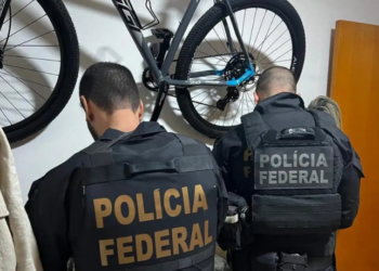 Operação Antracito apura desvio de R$ 1,6 bilhão em recursos da saúde pública no RJ. Organização social é alvo de investigação por contratos irregulares com prefeituras entre 2022 e 2024.