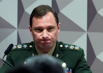 Alexandre de Moraes nega pedidos de Mauro Cid, incluindo extinção da pena, devolução do passaporte e retirada de tornozeleira. Cid foi condenado por trama golpista ligada a Bolsonaro.