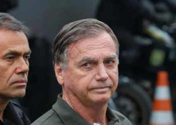 Jair Bolsonaro é levado ao hospital DF Star com sintomas como soluço, vômito e pressão baixa. Ex-presidente está em prisão domiciliar desde agosto por decisão do STF.