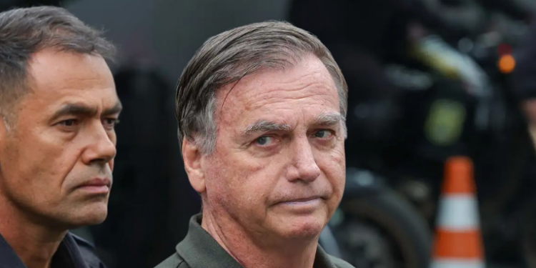 Jair Bolsonaro é levado ao hospital DF Star com sintomas como soluço, vômito e pressão baixa. Ex-presidente está em prisão domiciliar desde agosto por decisão do STF.