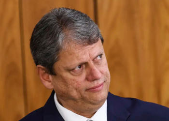 Rui Falcão (PT-SP) solicita ao STF abertura de inquérito contra Tarcísio de Freitas por falas que atacam Alexandre de Moraes e deslegitimam o Judiciário. Governador pode ser investigado por incitação ao crime e tentativa de abolição do Estado Democrático.