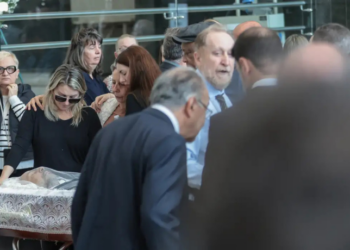 Velório de Ruy Ferraz Fontes, ex-delegado-geral de SP, ocorre na Alesp após sua execução na Praia Grande. Força-tarefa investiga o crime. Fontes era referência no combate ao PCC.