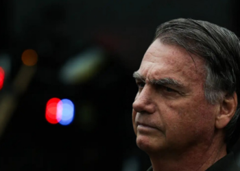 TRF4 condena Jair Bolsonaro e a União a pagar R$ 1 milhão cada por danos morais coletivos causados por falas racistas em 2021. Decisão reconhece racismo recreativo com peso institucional da Presidência.