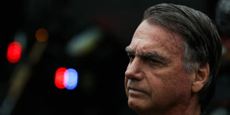 TRF4 condena Jair Bolsonaro e a União a pagar R$ 1 milhão cada por danos morais coletivos causados por falas racistas em 2021. Decisão reconhece racismo recreativo com peso institucional da Presidência.