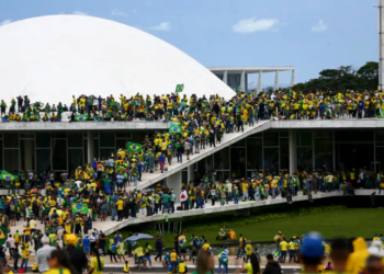 Câmara dos Deputados avalia urgência de projeto que anistia envolvidos nos atos golpistas de 8 de janeiro. Base governista considera proposta inconstitucional; oposição defende pacificação nacional.
