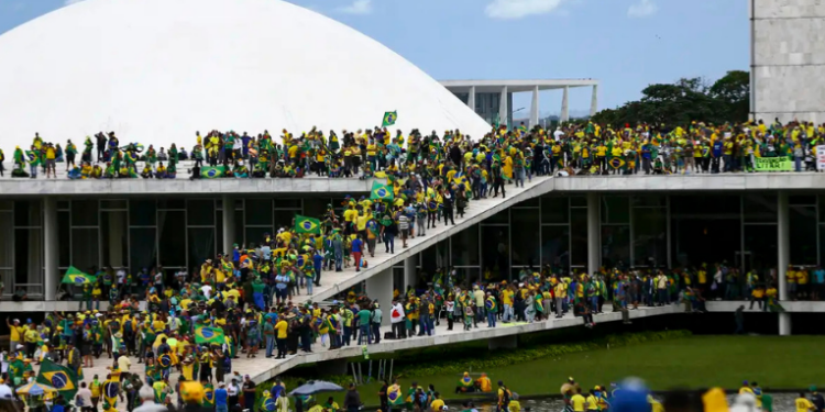Câmara dos Deputados avalia urgência de projeto que anistia envolvidos nos atos golpistas de 8 de janeiro. Base governista considera proposta inconstitucional; oposição defende pacificação nacional.