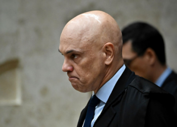 A Câmara de Belo Horizonte aprovou moção que declara Alexandre de Moraes persona non grata na cidade. Decisão cita sanções dos EUA e gesto considerado ofensivo. Vereadores do PT tentaram barrar o texto.