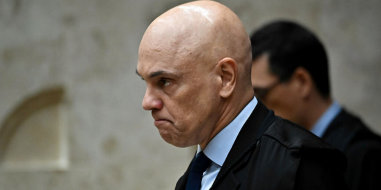 A Câmara de Belo Horizonte aprovou moção que declara Alexandre de Moraes persona non grata na cidade. Decisão cita sanções dos EUA e gesto considerado ofensivo. Vereadores do PT tentaram barrar o texto.