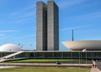 Senado aprova projeto que aumenta pena para quem fornece bebidas alcoólicas ou drogas a crianças e adolescentes. Medida pode aumentar punição em até 50% caso haja consumo.