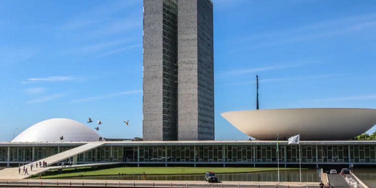 Senado aprova projeto que aumenta pena para quem fornece bebidas alcoólicas ou drogas a crianças e adolescentes. Medida pode aumentar punição em até 50% caso haja consumo.