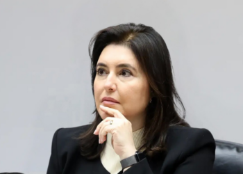 A ministra Simone Tebet criticou a PEC da Blindagem aprovada na Câmara e afirmou que a proposta não reflete os interesses da população. Ela defende isenção no IR até R$ 5 mil e rejeição da medida no Senado.
