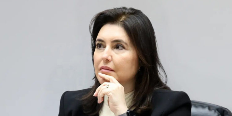 A ministra Simone Tebet criticou a PEC da Blindagem aprovada na Câmara e afirmou que a proposta não reflete os interesses da população. Ela defende isenção no IR até R$ 5 mil e rejeição da medida no Senado.