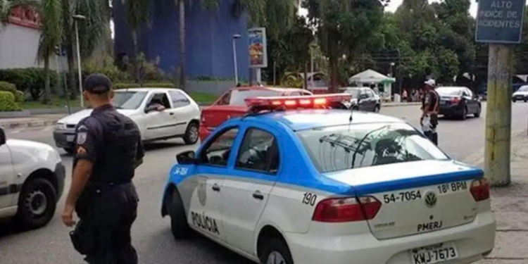 Dados do ISP mostram queda nos crimes violentos no Rio em agosto de 2025, como roubos e letalidade. Em contrapartida, furtos de celular e bicicleta apresentaram aumento.