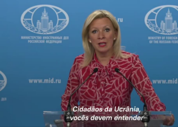 A porta-voz russa Maria Zakharova acusou o presidente Volodymyr Zelensky de colocar em risco a vida de cidadãos ucranianos em mobilizações militares motivadas por interesses ocidentais.