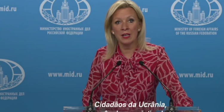 A porta-voz russa Maria Zakharova acusou o presidente Volodymyr Zelensky de colocar em risco a vida de cidadãos ucranianos em mobilizações militares motivadas por interesses ocidentais.