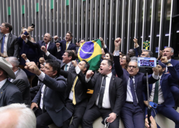 Câmara dos Deputados aprova regime de urgência para projeto que prevê anistia parcial aos envolvidos nos atos golpistas de 8 de janeiro. Texto deve ser revisado para redução de penas, com aval do STF e Executivo.