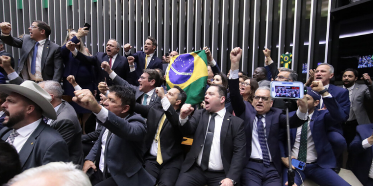 Câmara dos Deputados aprova regime de urgência para projeto que prevê anistia parcial aos envolvidos nos atos golpistas de 8 de janeiro. Texto deve ser revisado para redução de penas, com aval do STF e Executivo.