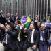 Câmara dos Deputados aprova regime de urgência para projeto que prevê anistia parcial aos envolvidos nos atos golpistas de 8 de janeiro. Texto deve ser revisado para redução de penas, com aval do STF e Executivo.