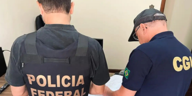 A Polícia Federal iniciou a Operação Cambota, nova fase da Sem Desconto, contra fraudes no INSS que somam R$ 6,3 bilhões. Mandados foram cumpridos em SP e no DF com foco em prisão de lobistas e obstrução de investigações.